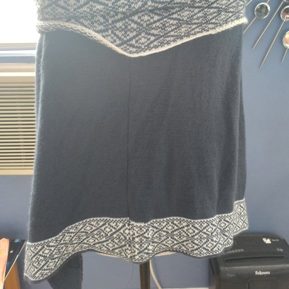 Handmade sweater cape - Picture 4 of 4